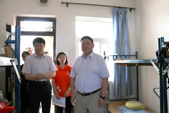 3 卓宇一行了解实践团师生住宿情况